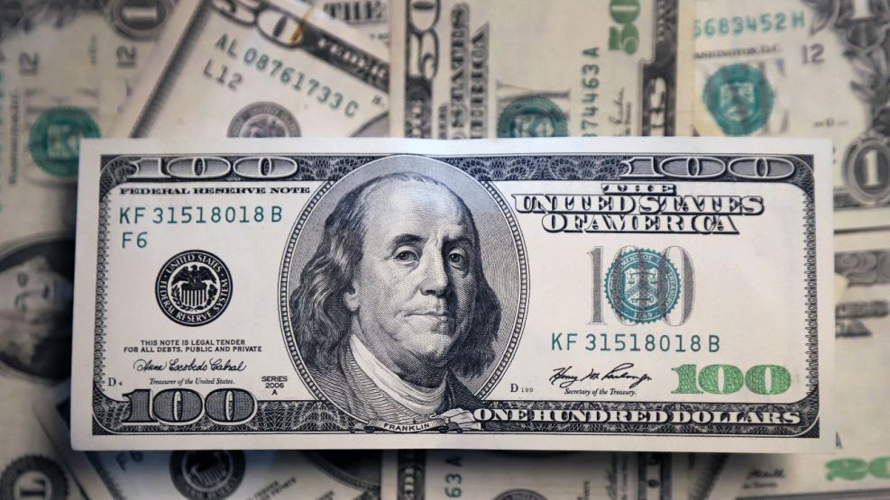 Dólar blue hoy, la moneda marcó un nuevo récord y cotiza en $945