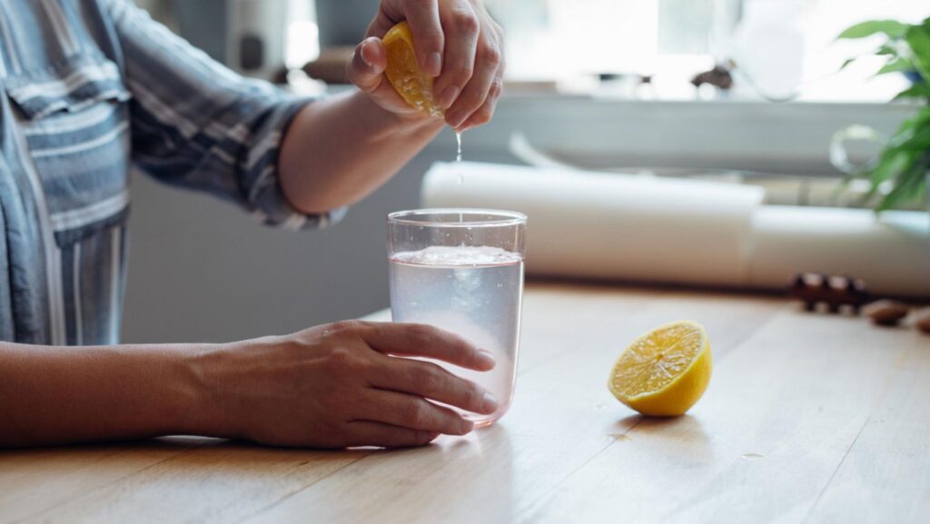 Beneficios del agua con limón