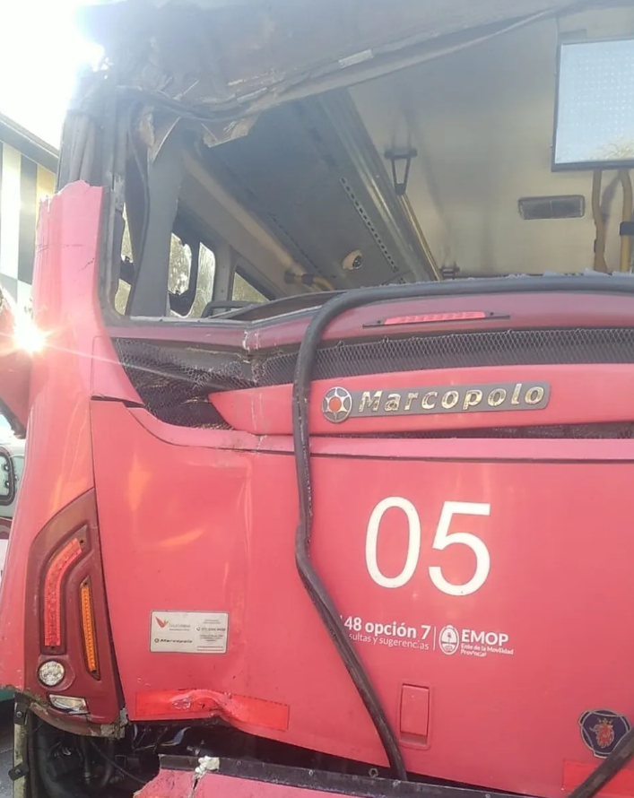 Choque de dos micros en UNCuyo