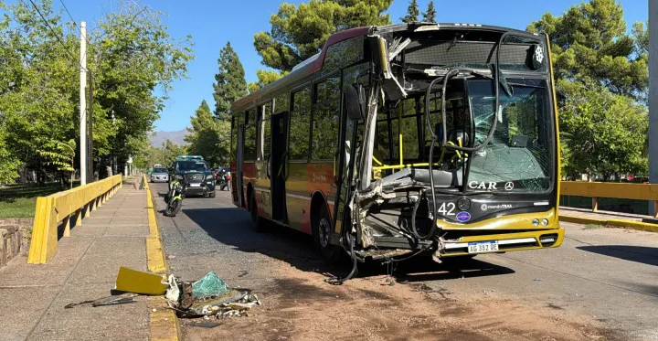 Choque de dos micros en UNCuyo