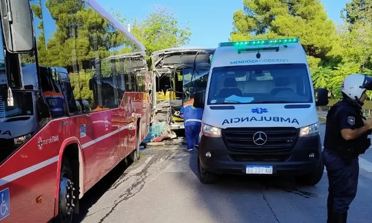 Choque de dos micros en UNCuyo