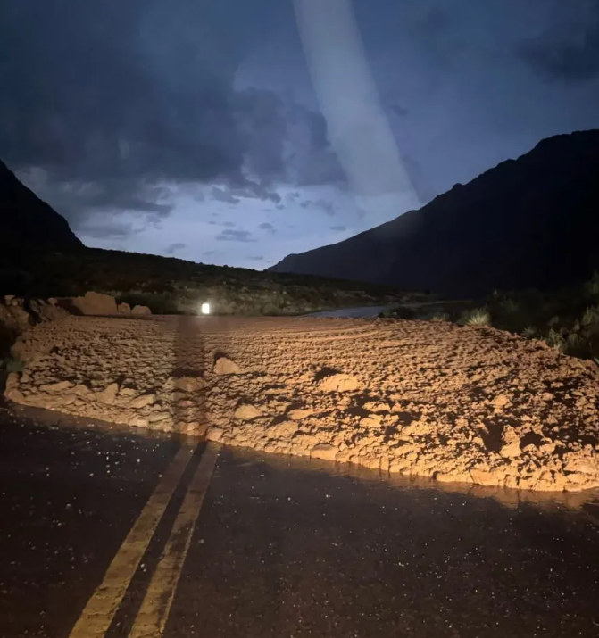 Personas atrapadas por crecida del rio Mendoza