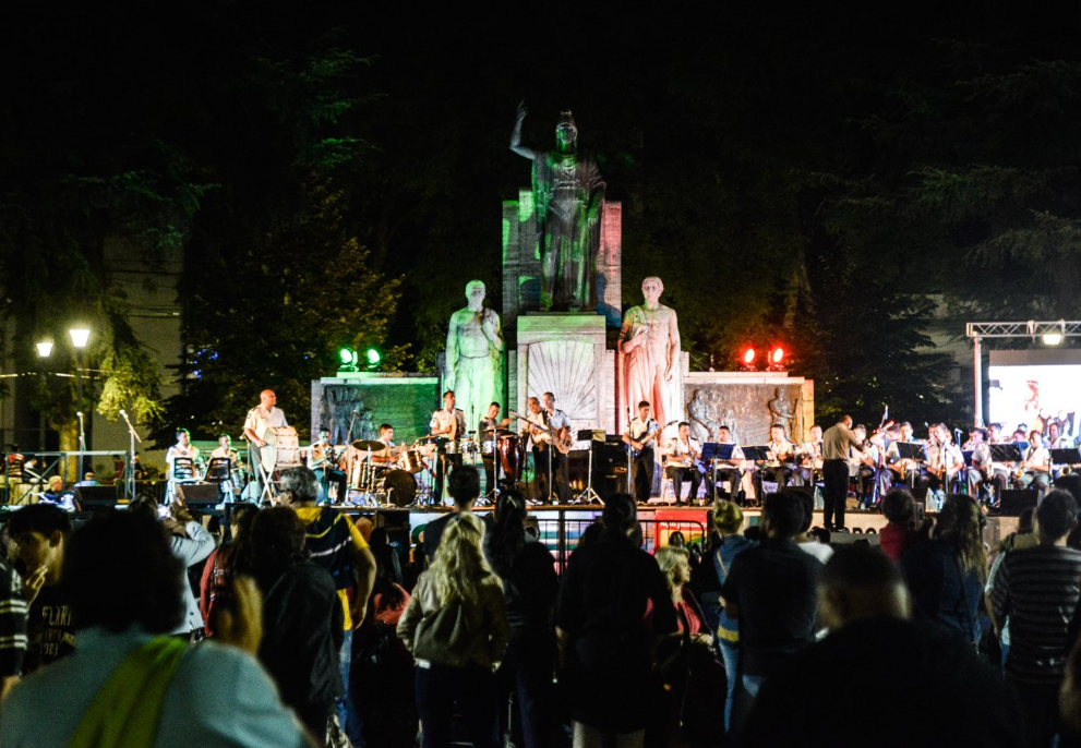 Fiesta en la Plaza Italia