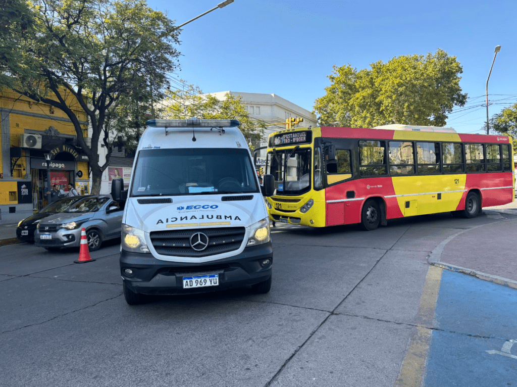 Micro atropello a 2 mujeres en Godoy Cruz