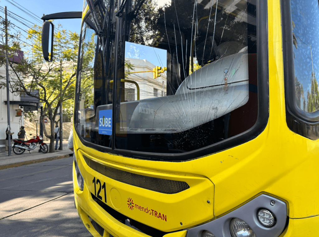 Micro atropello a 2 mujeres en Godoy Cruz