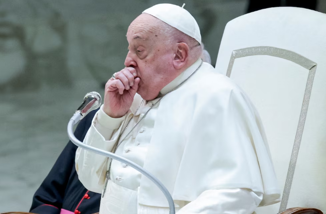 El papa Francisco fue hospitalizado