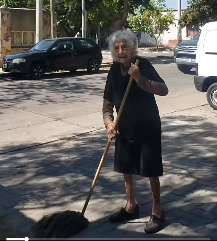 Abuela limpia vereda