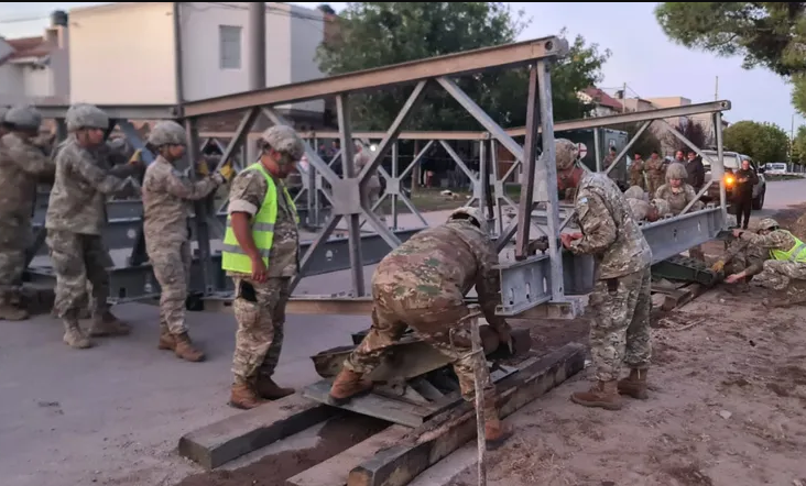 El Ejército Argentino está instalando un puente en Bahía Blanca