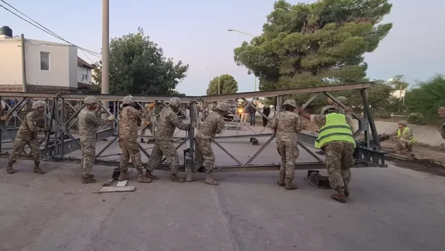 El Ejército Argentino está instalando un puente en Bahía Blanca