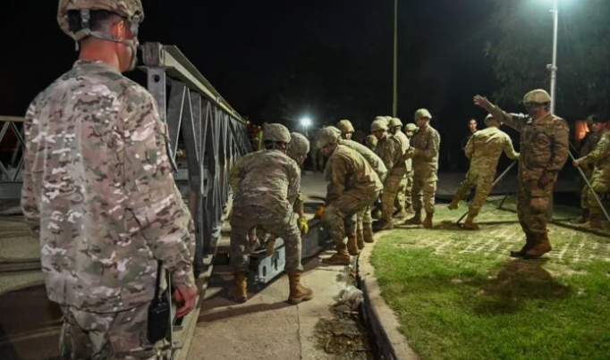 El Ejército Argentino está instalando un puente en Bahía Blanca