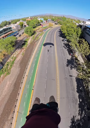 Un joven hizo salto BASE desde la torre más alta de Mendoza