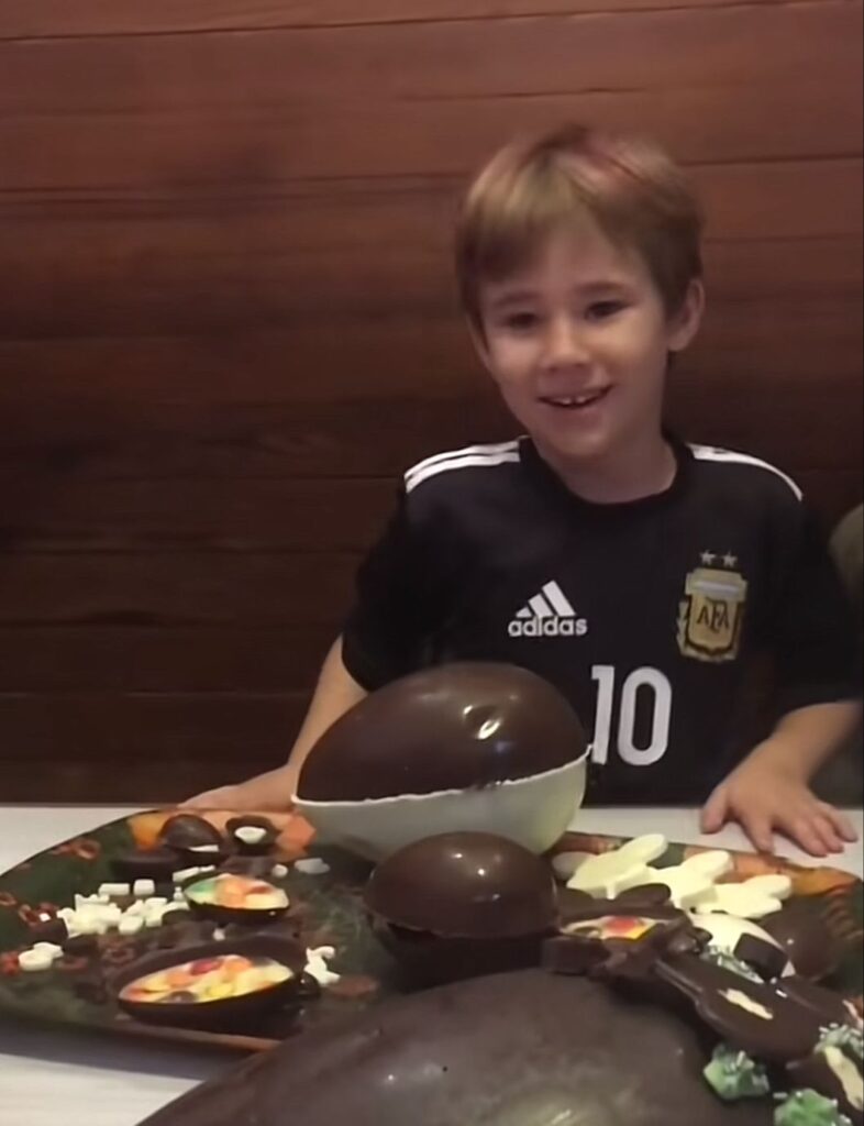 Rompió huevo de pascua con la cabeza