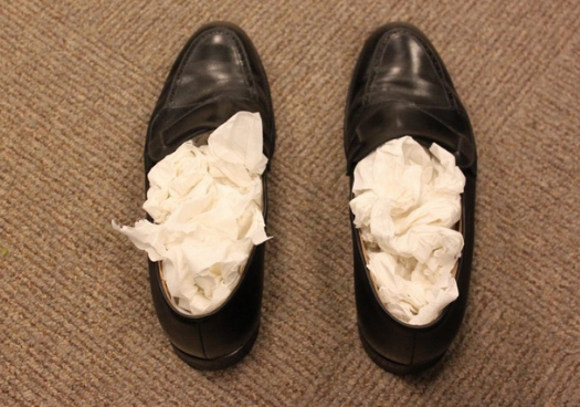 como aflojar zapatos de piel con alcohol