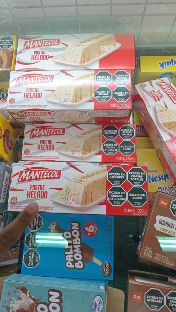 Presentación del postre helado de Mantecol con trozos reales del dulce de maní original.